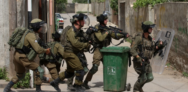 The occupation storms Qarawat Bani Hassan and arrests seven citizens