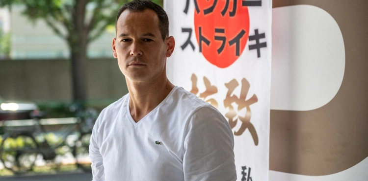 A Frenchman goes on hunger strike in Tokyo to get his two sons back