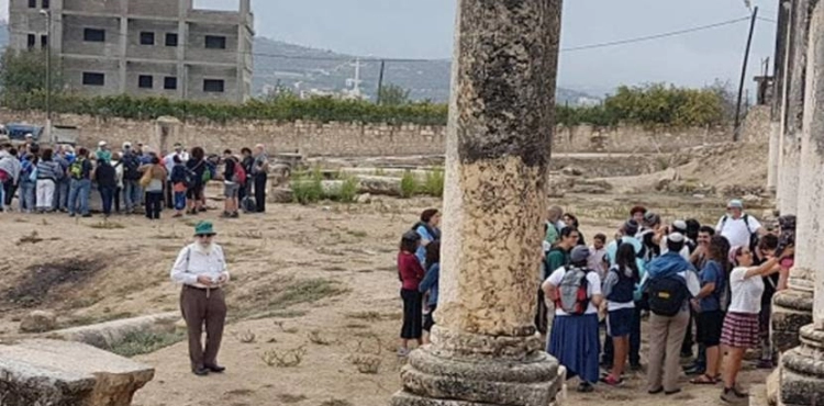 Settlers storm an archaeological area in Wadi Al-Fara&acute;