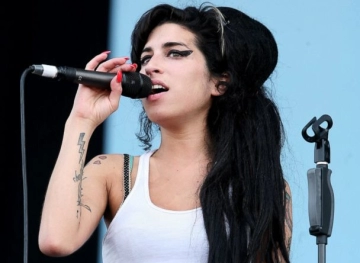 Amy Winehouse&acute;s fans honour her memory in London 10 years after her death