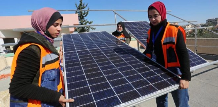 Gaza: A team of young Palestinian women gets creative in installing solar cells