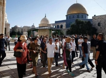 Hundreds of settlers storm the courtyards of the Holy Al-Aqsa Mosque