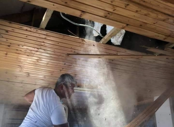 Israeli occupation forces force Palestinian from Jerusalem to self-demolish his house