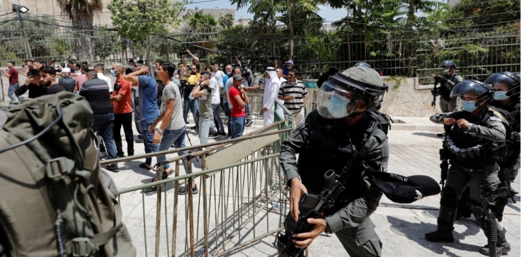 The occupation suppresses worshipers at the Ibrahimi Mosque