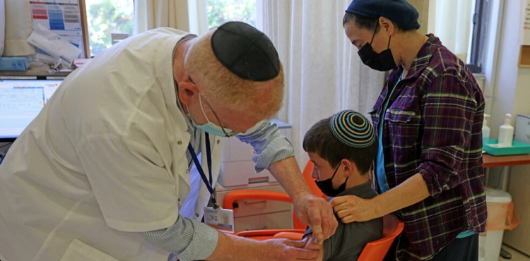 Israel is preparing to expand the administration of the booster dose of Corona vaccines to include everyone over 12 years old
