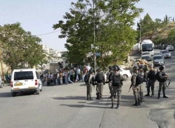 The occupation suppresses a sit-in in Silwan and arrests a young man