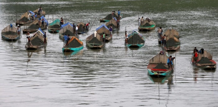 The number of people killed by floods in India rises to 324