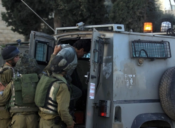 The occupation arrests a child while playing in Aida camp
