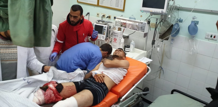 The occupation kills a young man and kidnap his body and injures 4 of them in serious condition south of Gaza Strip