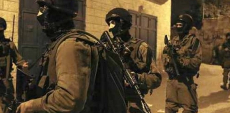 Occupation soldiers arrest two young men from Jerusalem after attacking one of them