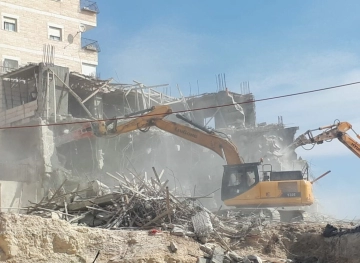 She shelters 55 people.. The occupation notifies the demolition of a building in Shuafat