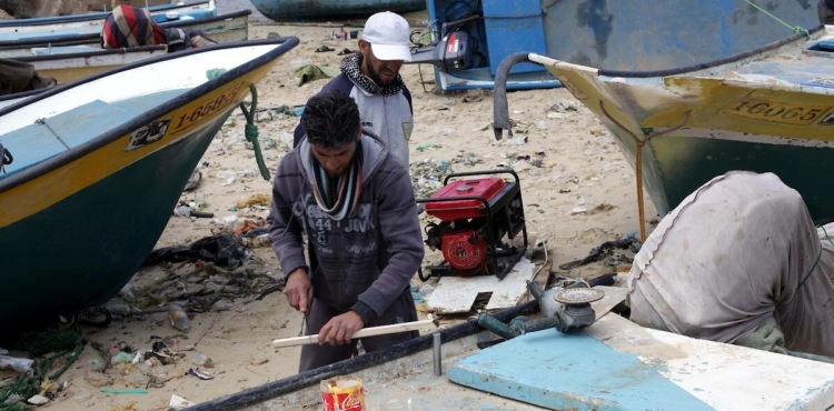 For the first time since 2007... the occupation allows the entry of &quot;fiberglass&quot; for the boat industry in Gaza