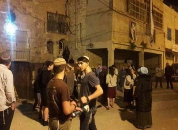 A civilian was injured during settlers&acute; attacks on vehicles and houses in Nablus