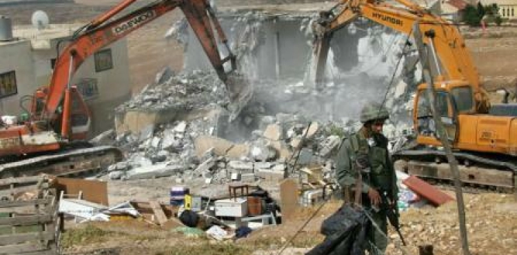The occupation demolishes a commercial facility and assaults citizens in Jenin