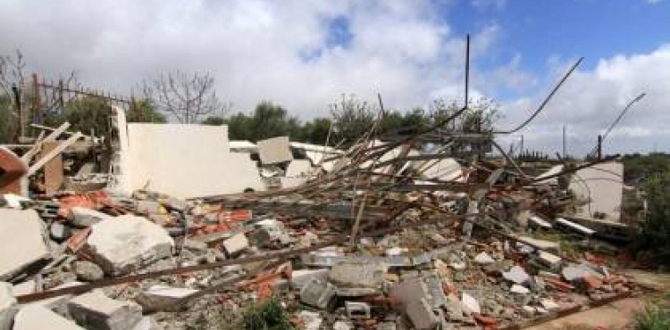 The occupation forces a Jerusalemite to self-demolish his house