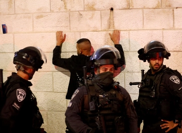 Jerusalem: The occupation arrests 15 young men at the gates of Al-Aqsa Mosque