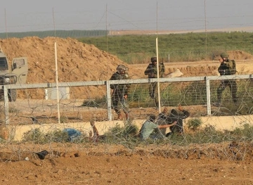 Occupation arrests a young man at the borders of the Gaza Strip