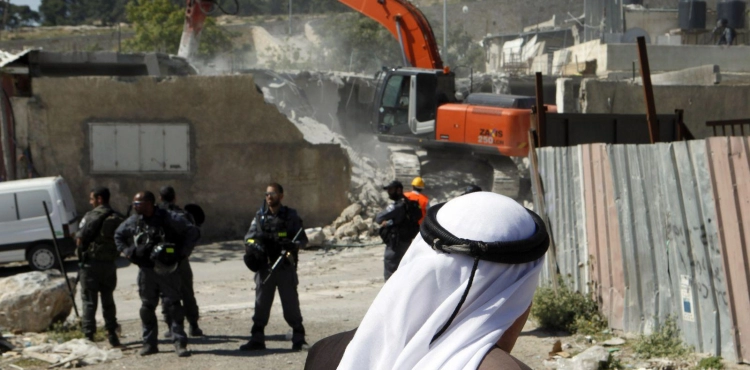 The occupation distributes demolition notices north of Jerusalem