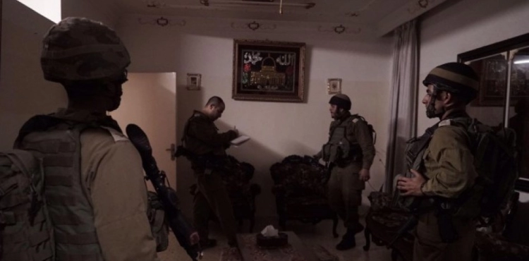 Israeli army arrests 11 Palestinians from West Bank