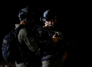 A special force of the occupation army arrests 3 young men in Birzeit