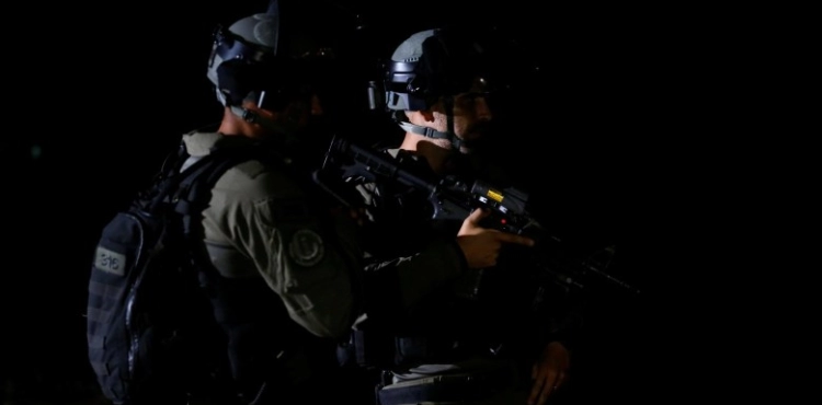 A special force of the occupation army arrests 3 young men in Birzeit