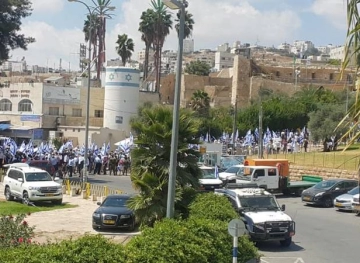 The settlers are carrying out provocative tours in Hebron and breaking into a house.