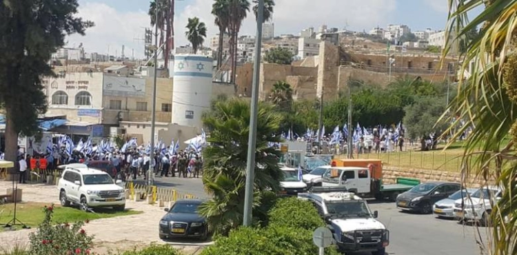 The settlers are carrying out provocative tours in Hebron and breaking into a house.