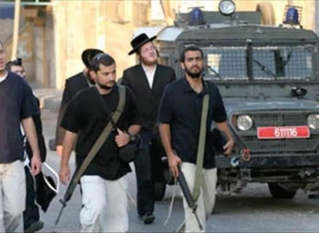 Armed settlers injure a citizen, and the occupation arrests a boy in Hebron