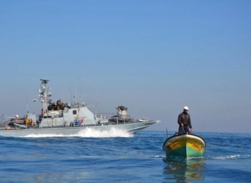The occupation injures a fisherman and arrests another in the Rafah Sea in the southern Gaza Strip